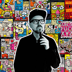 Jürgen Kadel (HONK) vor einer Wand seiner Pop-Art Werke